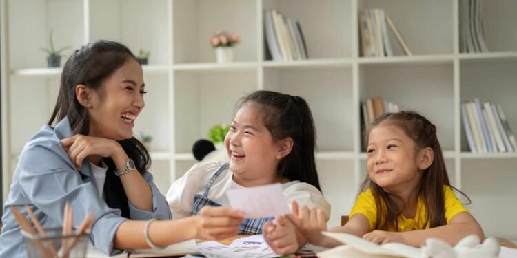 Bố mẹ nên tạo môi trường thực hành nói tiếng Anh với các con