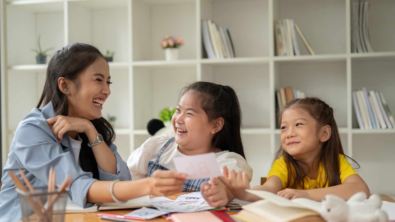Bố mẹ nên tạo môi trường thực hành nói tiếng Anh với các con