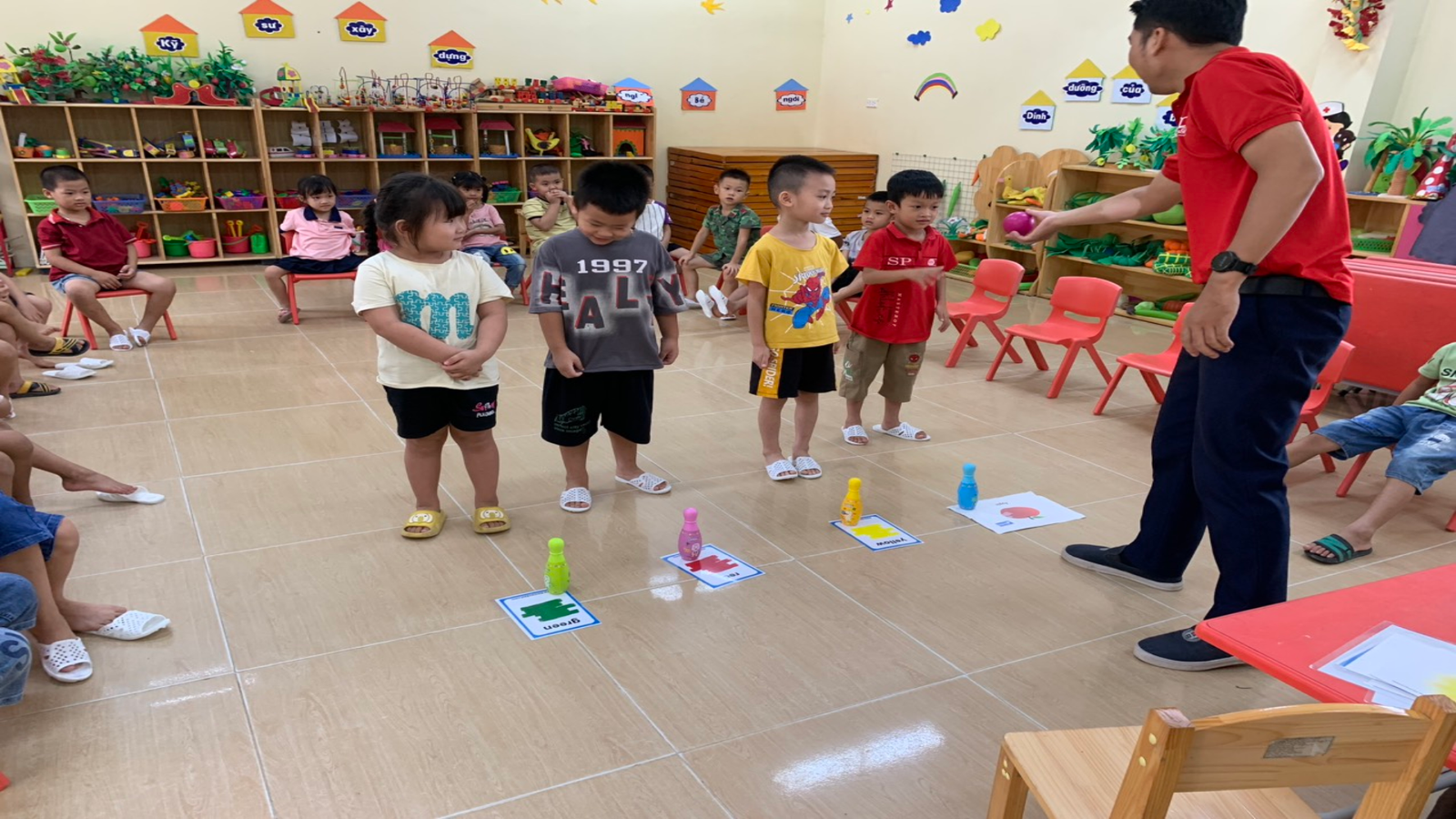 Simon Says là trò chơi ứng dụng phương pháp học tiếng Anh qua vận động một cách hiệu quả