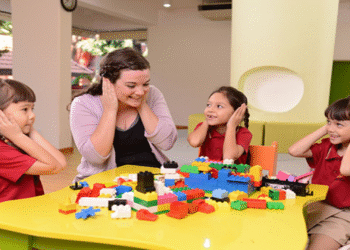 Tại sao học tiếng Anh qua vận động (phương pháp TPR) lại hiệu quả, đặc biệt với trẻ em? Bài viết cung cấp các trò chơi và hoạt động thực tế để áp dụng ngay.