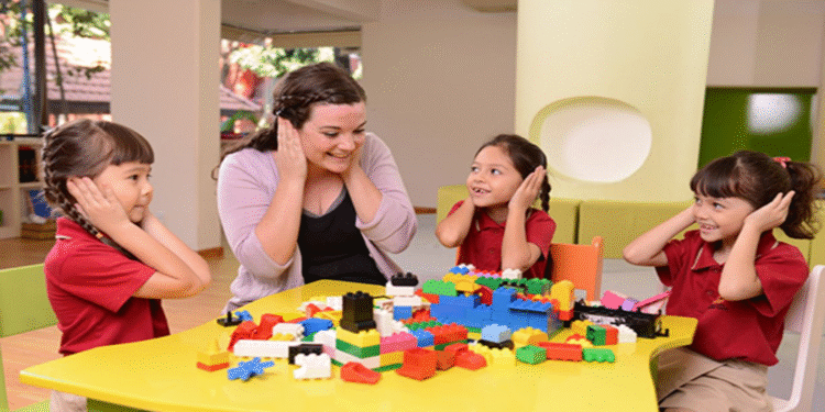 Tại sao học tiếng Anh qua vận động (phương pháp TPR) lại hiệu quả, đặc biệt với trẻ em? Bài viết cung cấp các trò chơi và hoạt động thực tế để áp dụng ngay.