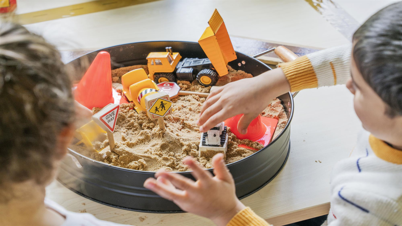 Học tiếng Anh cho bé 3 tuổi bằng phương pháp ngôn ngữ đa giác quan
